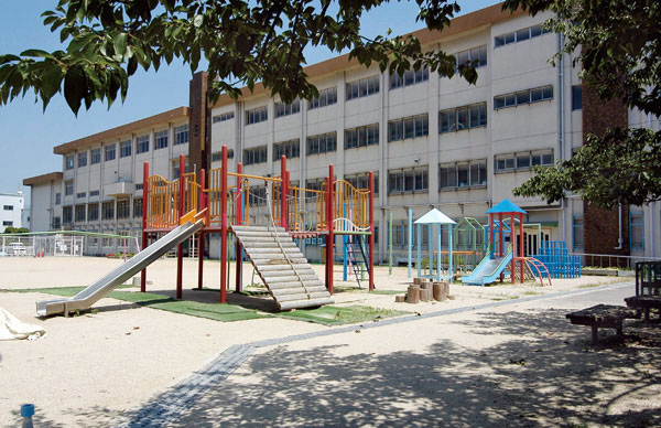 ファイル:垂水アーバンコンフォート リアヒルズ市立福田中学校(徒歩14分・約1100m).jpg