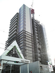ファイル:オーセンティアタワー平塚正面(工事中)(2009年1月撮影).jpg