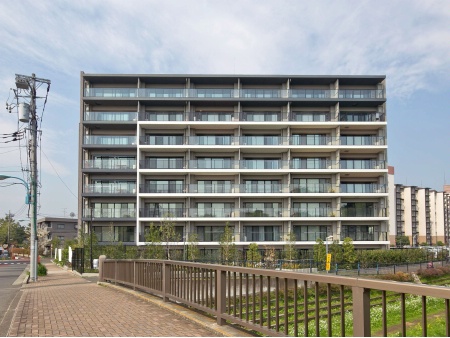 ファイル:リバーサイドレジデンス喜多見 外観 170109.jpg