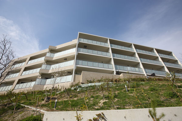 ファイル:ディアエスタ ミオ 須磨関守 カーサ・アル・マーレ外観3.jpg