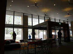 ファイル:ディーグラフォート千里中央 エントランスを内側より.jpg