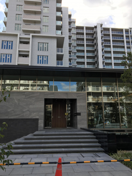 ファイル:シーンズ塚口 エントランスからの外観.jpg