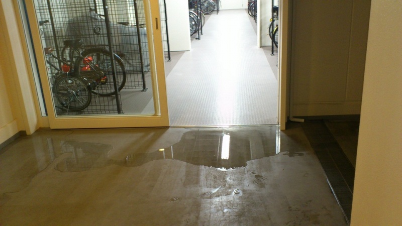 ファイル:Flooded bicycle-parking area.jpg