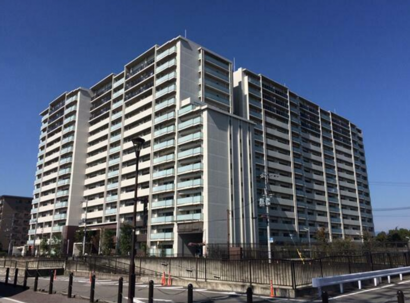 ファイル:京都桂川つむぎの街 グランスクエア 外観.png