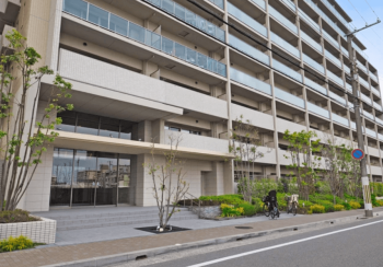 ブランズシティ西宮香櫨園　エントエランスアプローチ
