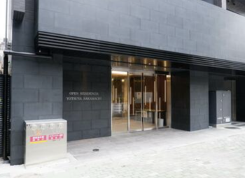 オープンレジデンシア四谷坂町　エントランスアプローチ