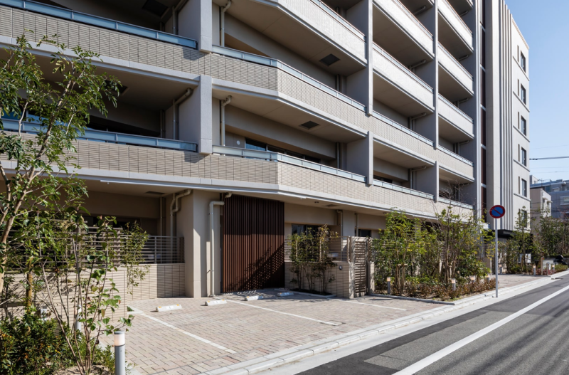 ファイル:ライオンズ平尾サーパスレジデンス エントランスアプローチ1.png