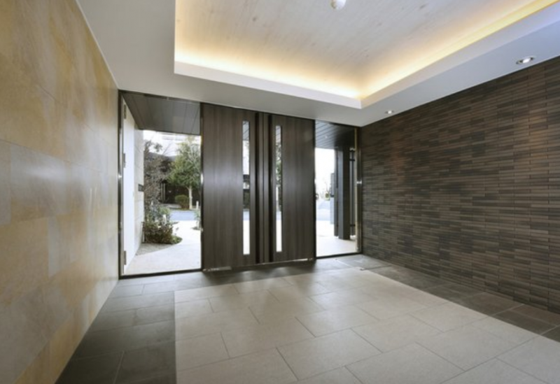 ファイル:ラ・アトレレジデンス新百合ヶ丘 風除室（2019年3月撮影）.png