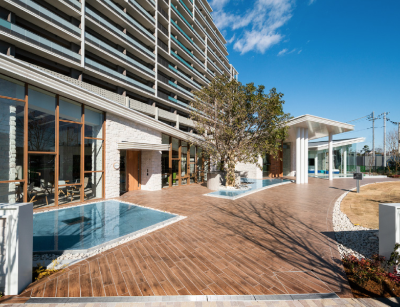 ファイル:プレミスト湘南辻堂 AQUA Face 外観 エントランスアプローチ.png