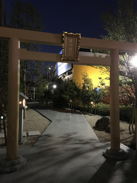 ファイル:クレヴィア神戸ポートアイランド 生田神社分社.jpg