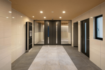 アンベリール本厚木　エントランス 風除室（2021年7月撮影）