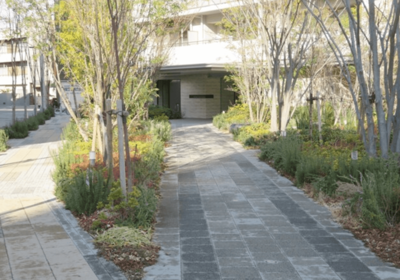 ファイル:パークホームズ ノースゲートスクエア エントランスアプローチ.png