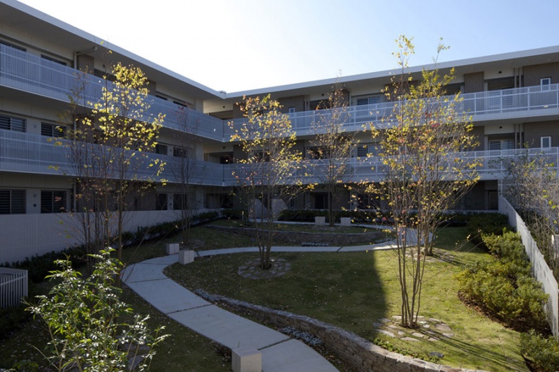 ファイル:イニシア新百合ヶ丘中庭.jpg