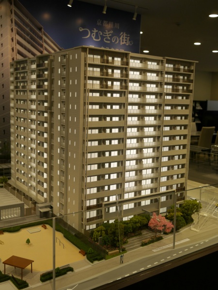 ファイル:京都桂川つむぎの街 マークスクエアマンション模型.jpg