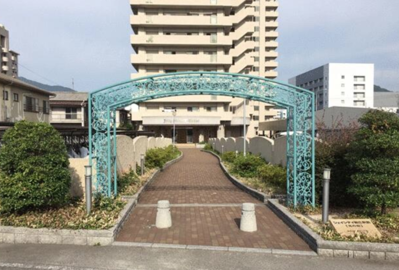 ファイル:ジェイシティ新広駅前 エントランスアプローチ.png