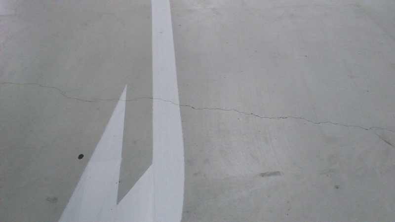 ファイル:Visibly cracked floor.jpg