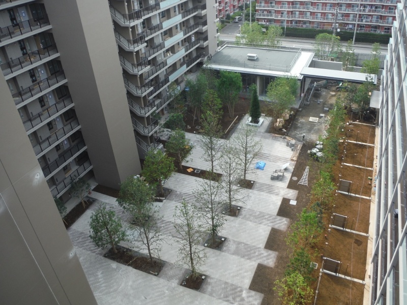 ファイル:ザ・レジデンス検見川浜ガーデンズ中庭（2016-09-02 ）.jpg