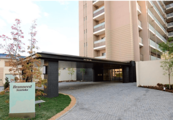 ブランニード千里丘　エントエランスアプローチ・車寄せ