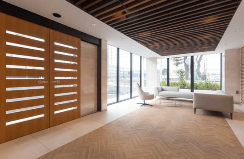 ファイル:センチュリー西八王子パークヒルズ エントランスホール・ラウンジ（2022年3月撮影）.png