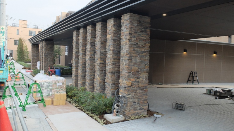 ファイル:THE IMPERIAL GARDEN LIMITED RESIDENCEエントランス柱.jpg