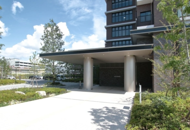 ファイル:京都桂川つむぎの街 ブライトスクエア エントランス.png