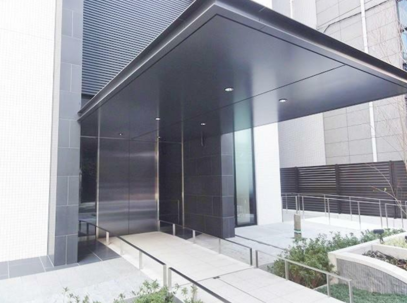 ファイル:ローレルタワー心斎橋 エントランス.png