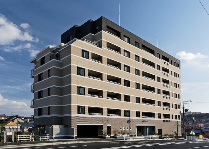 ファイル:ワコーレ西鈴蘭台駅前 外観 170914.jpg