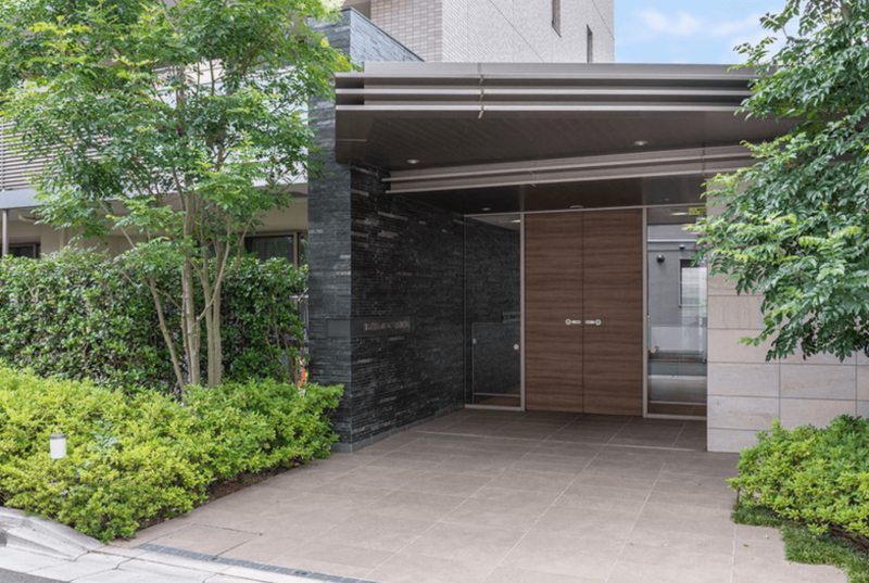 ファイル:Brillia（ブリリア）レジデンス調布国領町 エントランスアプローチ.png