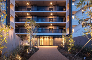 サーパス甲府徳行グランテラス　エントランスアプローチ