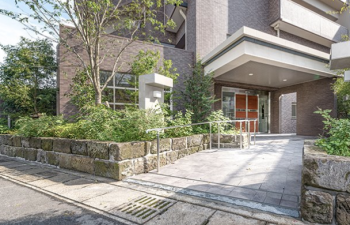 ファーネスト下荒田ヴァリス　エントランスアプローチ