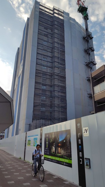 ファイル:20250628レーベン川口元郷 Sta. Front.jpg