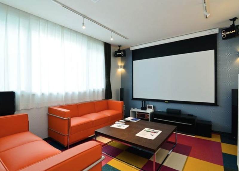 ファイル:グランファーレ円山北レジェンドスクエア シアタースタジオ＆通信カラオケルーム（同仕様参考画像）.png