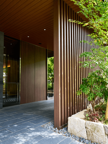 ファイル:ブランシエラ赤坂はなみずき通り エントランスアプローチ2.png