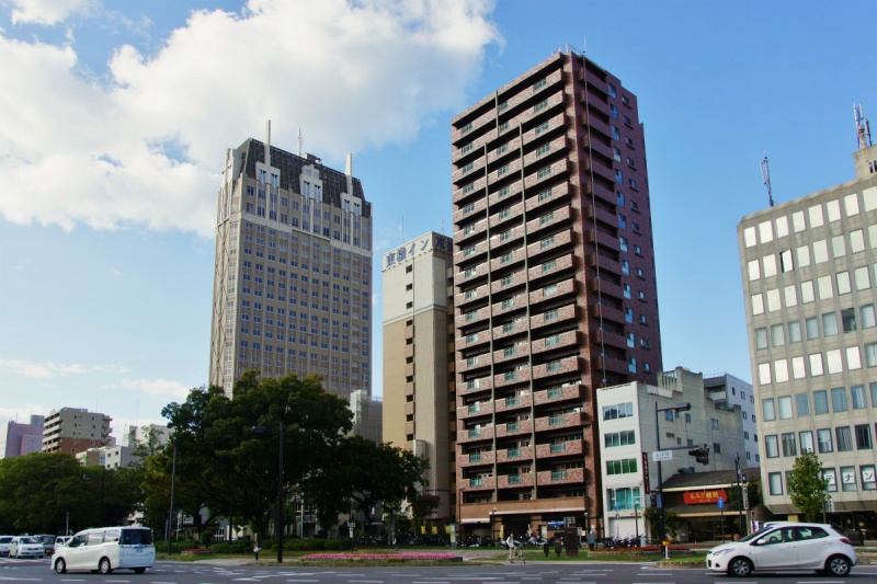 ファイル:ウイング・タワー平和大通り 外観 170228.jpg