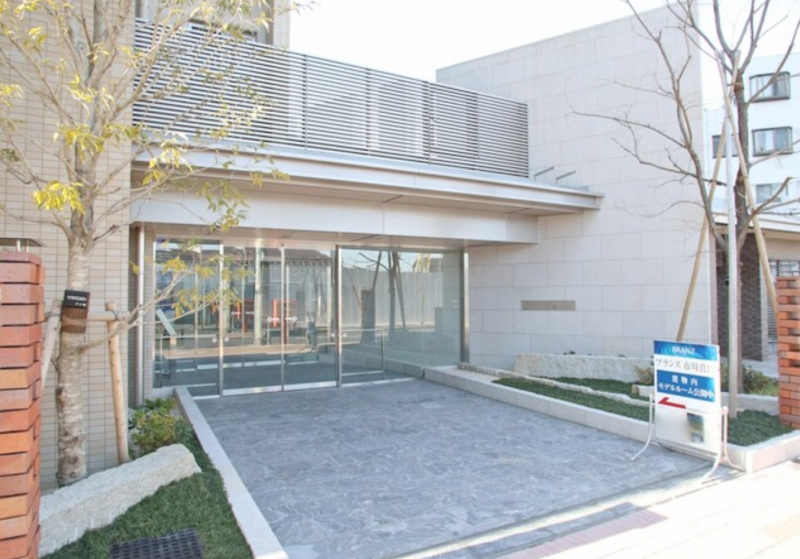 ファイル:ブランズ市川真間 エントランスアプローチ.png