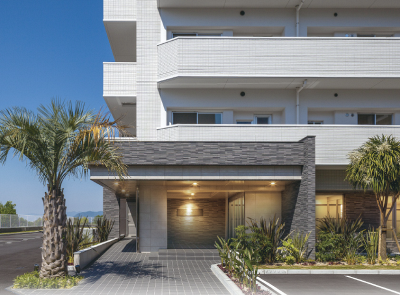 ファイル:ヴェルディ牛田早稲田［パームテラス］ エントランスアプローチ.png