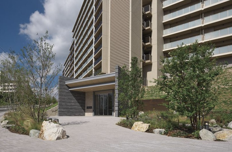 ファイル:ジオ彩都いろどりの丘 エントランスアプローチ.png