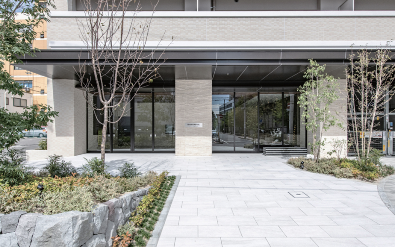 ファイル:レジデンシャル福島平和通り エントランスアプローチ.png