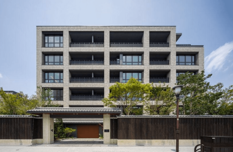 ファイル:グラン レ・ジェイド 白壁 【凛然ノ邸】外観南面.png