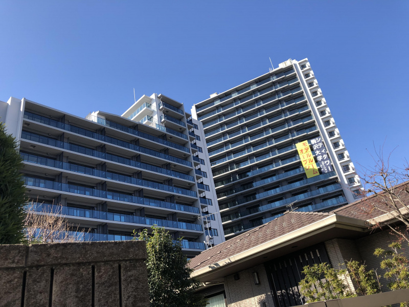 ファイル:シティタワー駒沢大学ステーションコート 日当たり（1月正午頃タワー側）.jpg