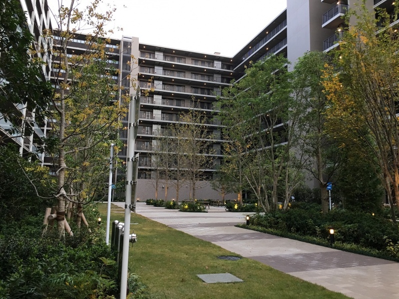 ファイル:ザ・レジデンス検見川浜ガーデンズ中庭（2016-11-17 ）.jpg