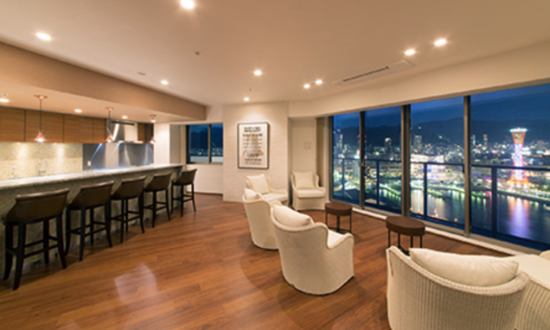 ファイル:ザ・パークハウス 神戸ハーバーランドタワー 21階 ビューラウンジ(夜景).png