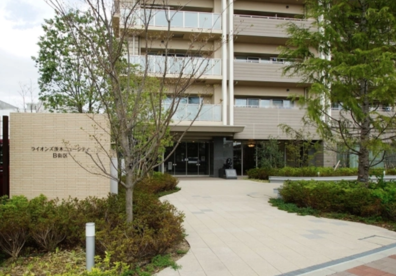 ファイル:ライオンズ茨木ニューシティB街区 エントランスアプローチ.png