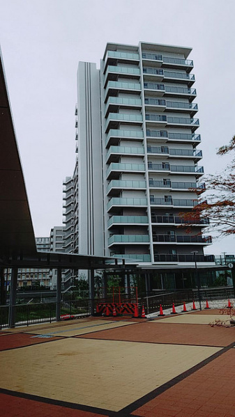 ファイル:クレヴィア神戸ポートアイランド 外観2.jpg