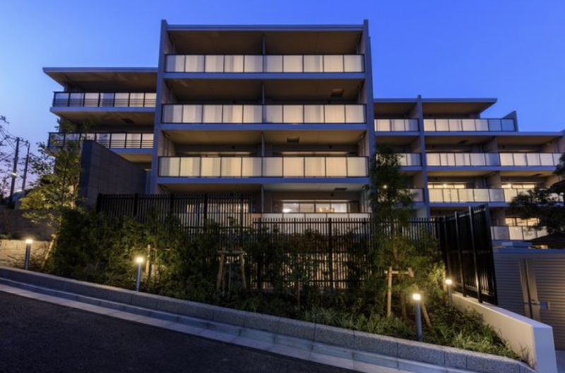 ファイル:ワザック大田・鵜の木 南側外観（夜景）.png