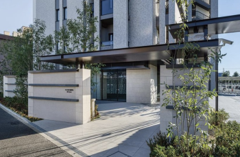 シュロス府中武蔵野台シルクハウス　エントエランスアプローチ