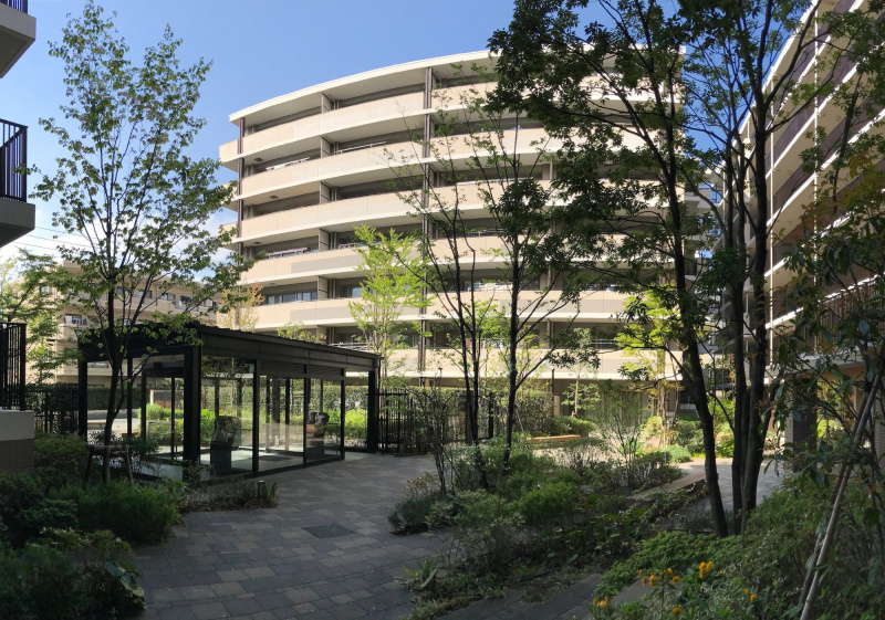 ファイル:パークホームズ上大岡グラステラス 中庭.jpg