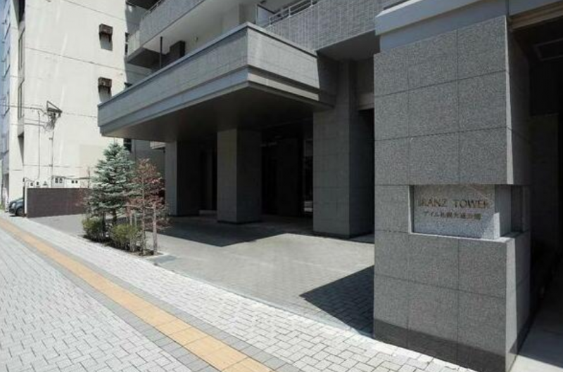 ファイル:ブランズタワーアイム札幌大通公園 エントランスアプローチ.png