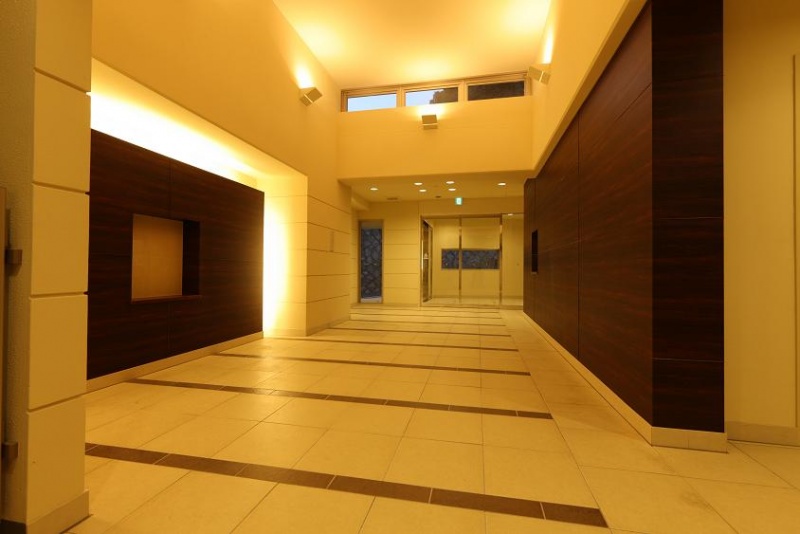 ファイル:ディアエスタ ミオ 須磨関守 カーサ・アル・マーレエントランスホール.jpg