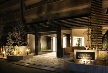 ブライトタウン早出 ザ・テラス　エントランス（夜）